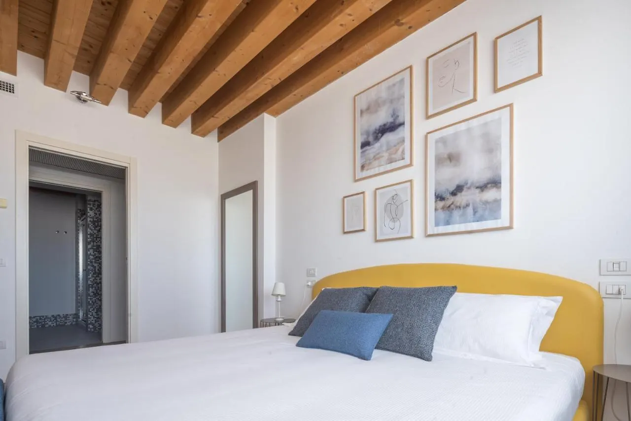 Centrale Mazzoni Apartments R&R Venice Italy